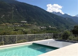 piscina a doppia profondita con scala alla tropezienne e pvc colore sabbia e bordo micheletto e copertura